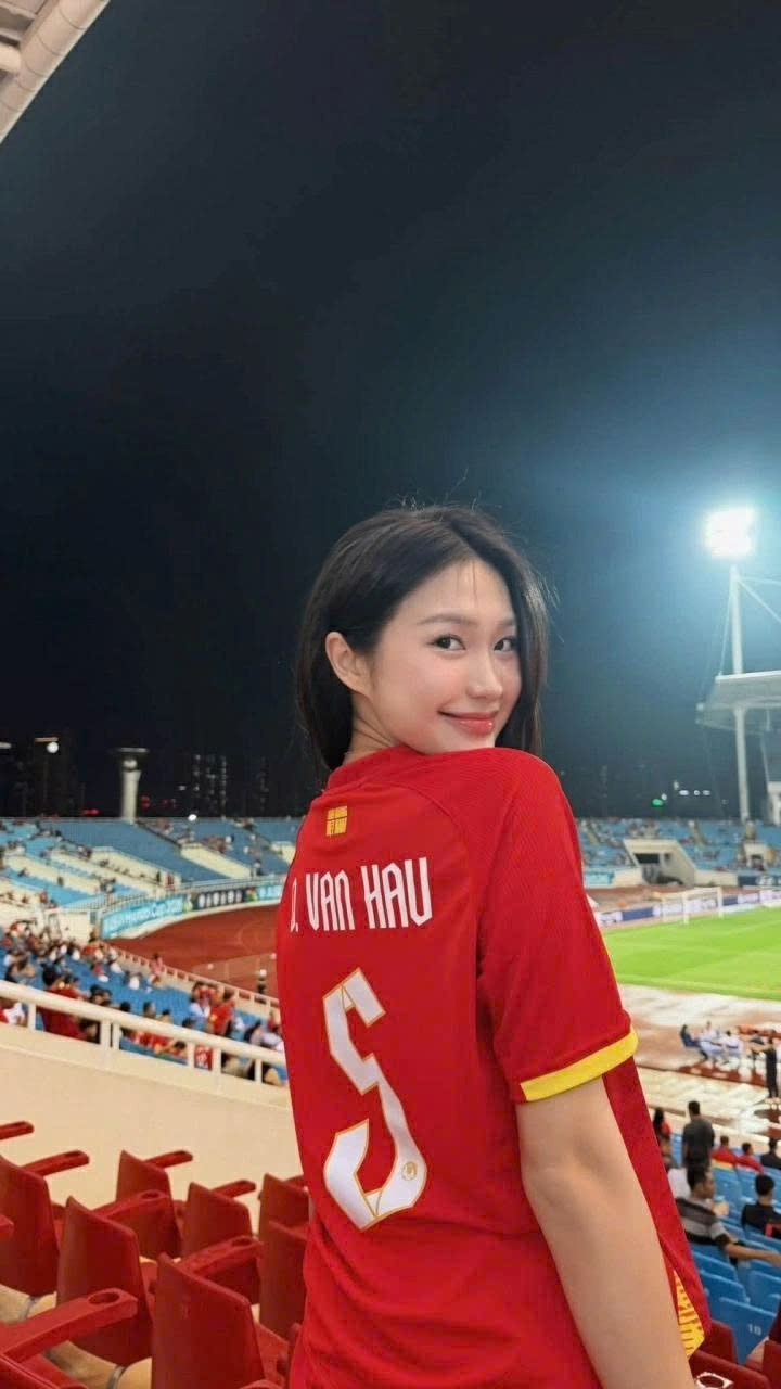 Ngắm nhan sắc rạng rỡ của bà xã cầu thủ Đoàn Văn Hậu