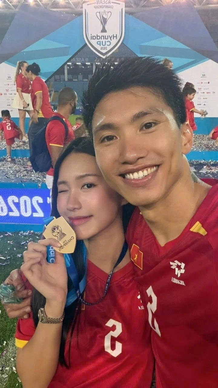 Ngắm nhan sắc rạng rỡ của bà xã cầu thủ Đoàn Văn Hậu