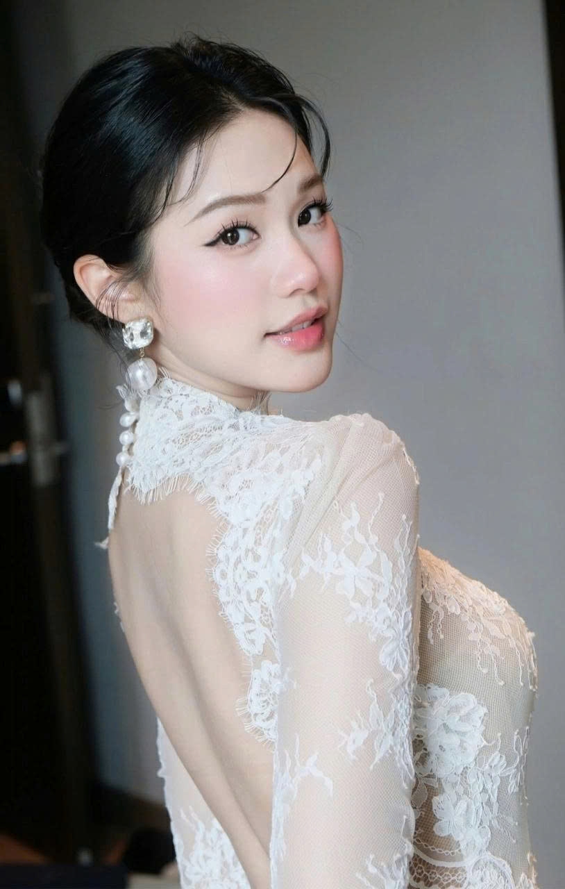 Ngắm nhan sắc rạng rỡ của bà xã cầu thủ Đoàn Văn Hậu