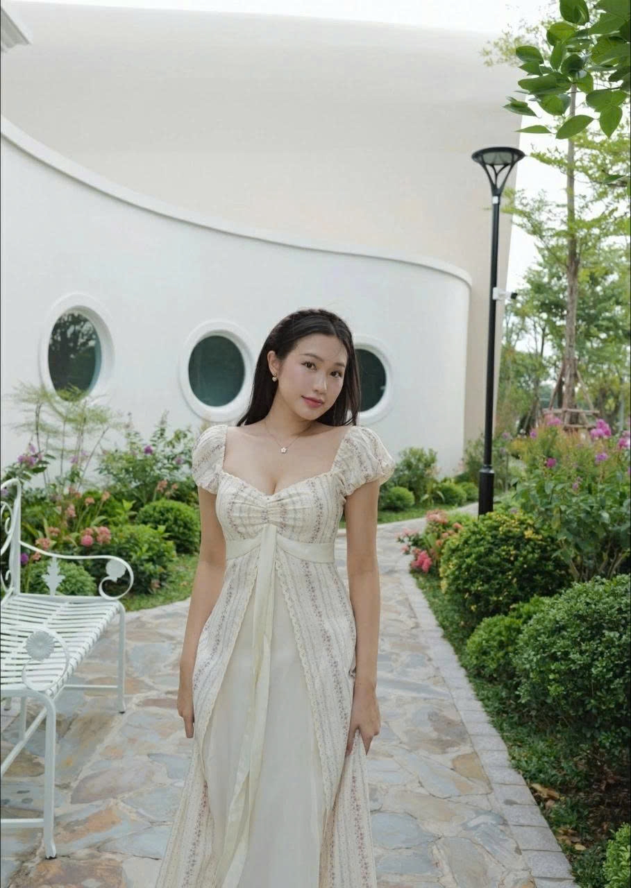 Ngắm nhan sắc rạng rỡ của bà xã cầu thủ Đoàn Văn Hậu