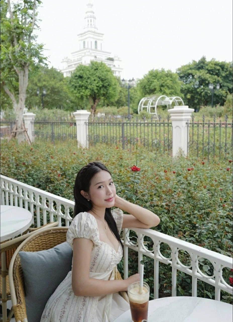 Ngắm nhan sắc rạng rỡ của bà xã cầu thủ Đoàn Văn Hậu