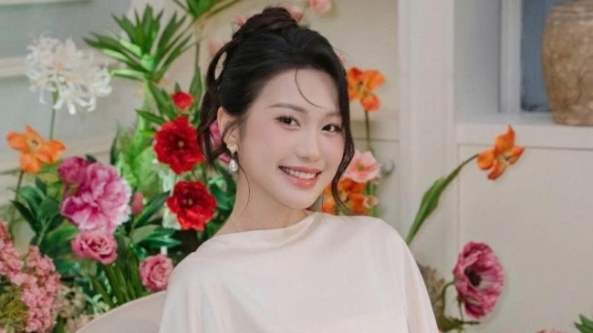 Ngắm nhan sắc rạng rỡ của bà xã cầu thủ Đoàn Văn Hậu