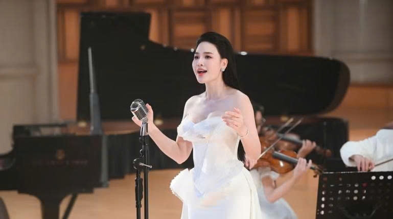 Ca sĩ Nhật Huyền lan tỏa giai điệu về đất nước, hòa bình
