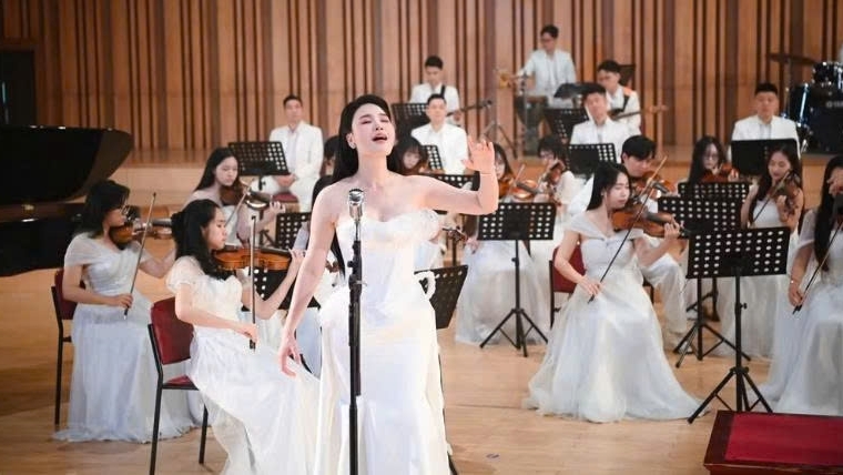 Ca sĩ Nhật Huyền lan tỏa giai điệu về đất nước, hòa bình