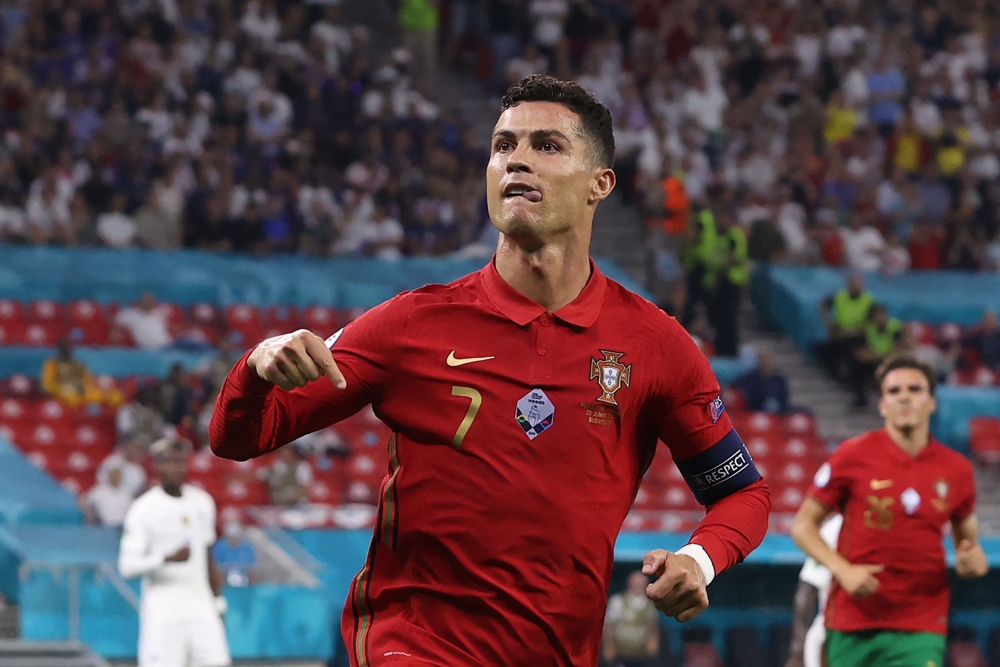 Ronaldo thẳng tay tát đối thủ, thoát thẻ đỏ trước khi lập 'siêu kỷ lục'