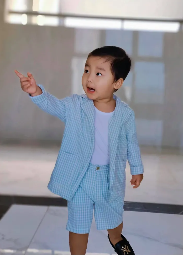 Con trai Hoà Minzy từ nhỏ đã ra dáng chủ tịch, sẵn sàng thừa kế cơ ngơi của bố