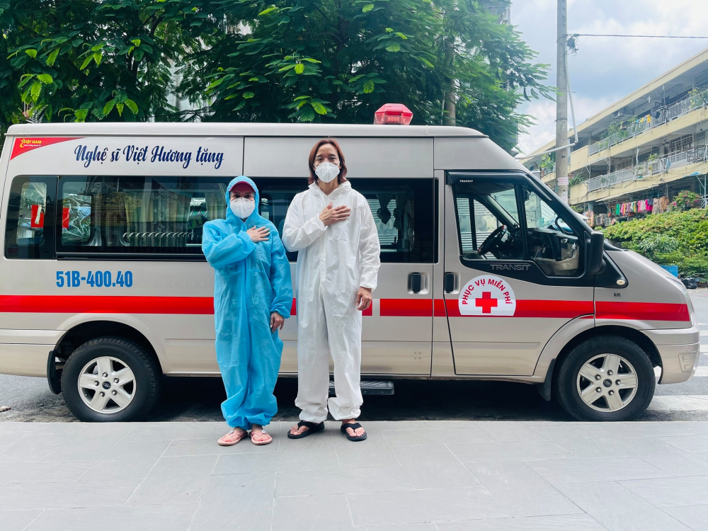Việt Hương 'tậu' thêm một chiếc xe cứu hộ để 'xin đi cùng bà con trong lúc nguy khó'