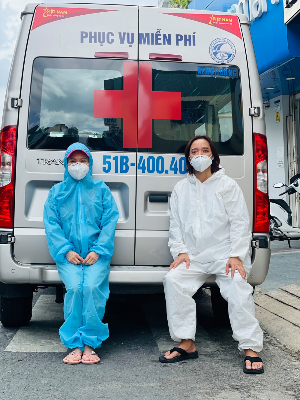 Việt Hương 'tậu' thêm một chiếc xe cứu hộ để 'xin đi cùng bà con trong lúc nguy khó'