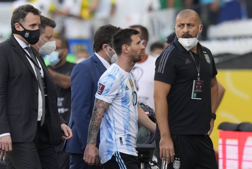 Messi tức giận sau khi trận Brazil vs Argentina bị dừng sau 8 phút