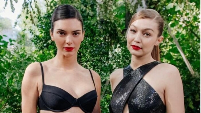 Chân dài triệu đô Kendall Jenner cùng Gigi Hadid 'oanh tạc' tại show thời trang