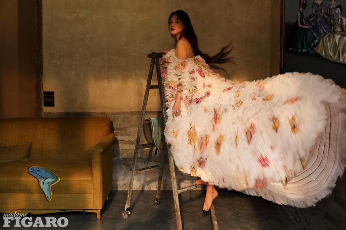 Thư Kỳ lộng lẫy khoác toàn váy Haute Couture trên tạp chí số Kim Cửu