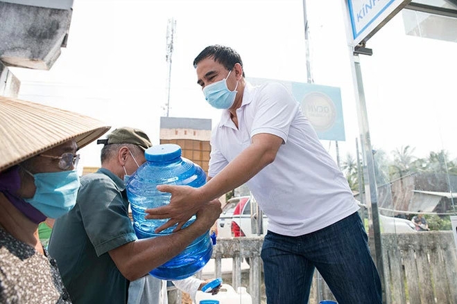 Nghệ sĩ Quyền Linh phát quà ở xóm ve chai, xúc động khi người dân hỏi tiền cứu trợ