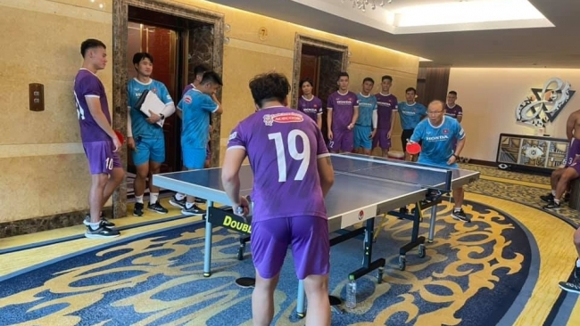 Thầy Park căng thẳng khi đấu bóng bàn với Quang Hải