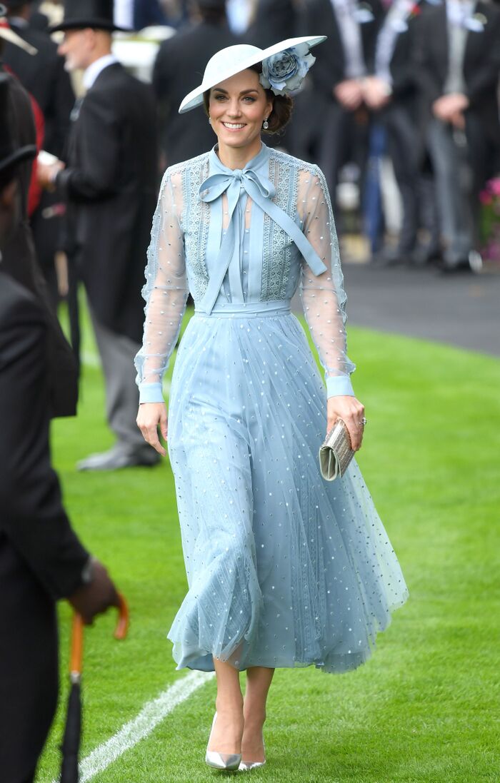 Phương Oanh (Hương Vị Tình Thân) mặc váy baby blue 'na ná' Công nương Kate Middleton