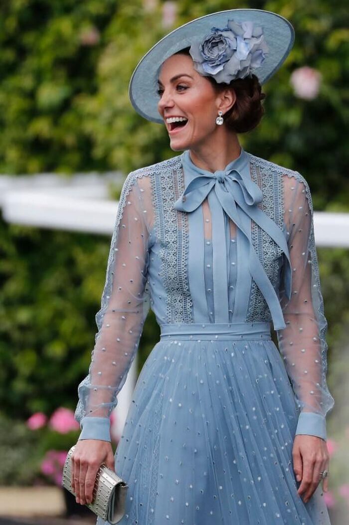 Phương Oanh (Hương Vị Tình Thân) mặc váy baby blue 'na ná' Công nương Kate Middleton