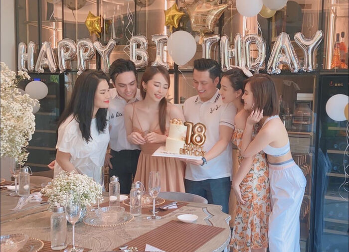 Hậu lộ 'hint' sống chung nhà, Việt Anh - Quỳnh Nga bị soi chi tiết 'bất hợp lý' trong tiệc sinh nhật