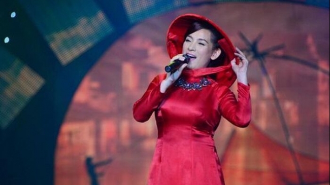 Cả đời đi hát, Phi Nhung luôn chọn 2 kiểu trang phục đậm chất Việt