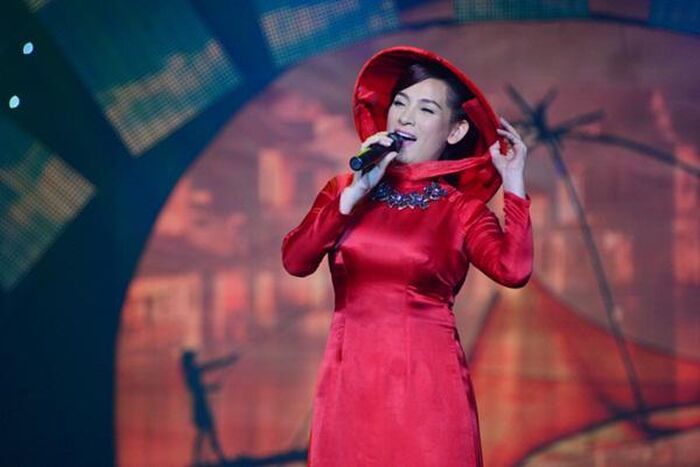 Cả đời đi hát, Phi Nhung luôn chọn 2 kiểu trang phục đậm chất Việt
