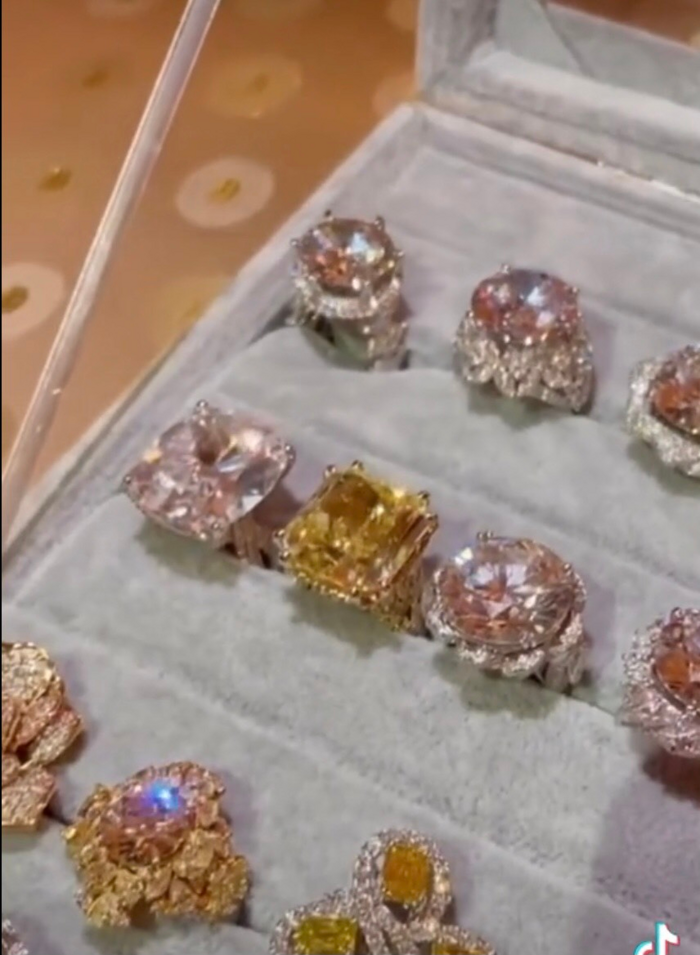 Nữ CEO Đại Nam tiết lộ con gái cũng có sở thích chơi kim cương: '5 - 10 carat nó không thèm đeo'