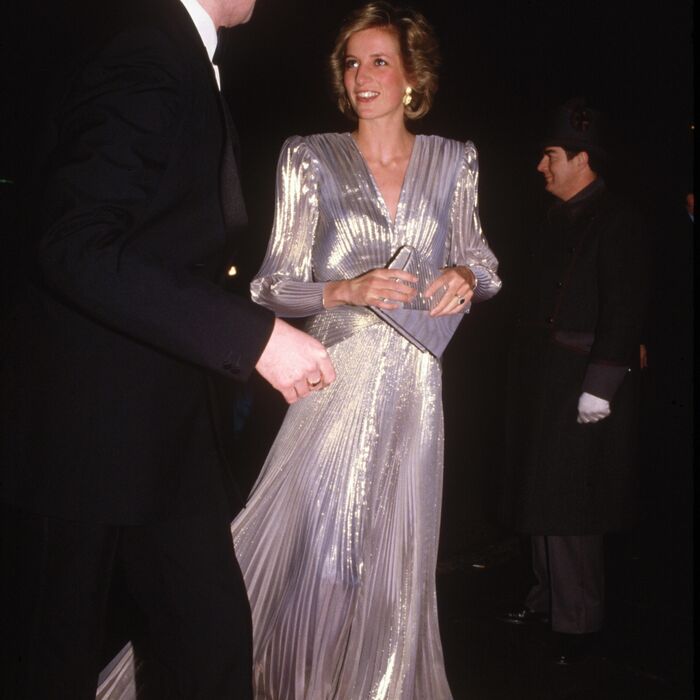Kate gây chấn động với váy dát vàng vẫn lép vế tuyệt phẩm của mẹ chồng Diana