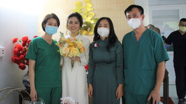 Đám cưới online tại bệnh viện dã chiến 'có một không hai', cô dâu chống dịch ở Sài Gòn, chú rể ở Hà Nội