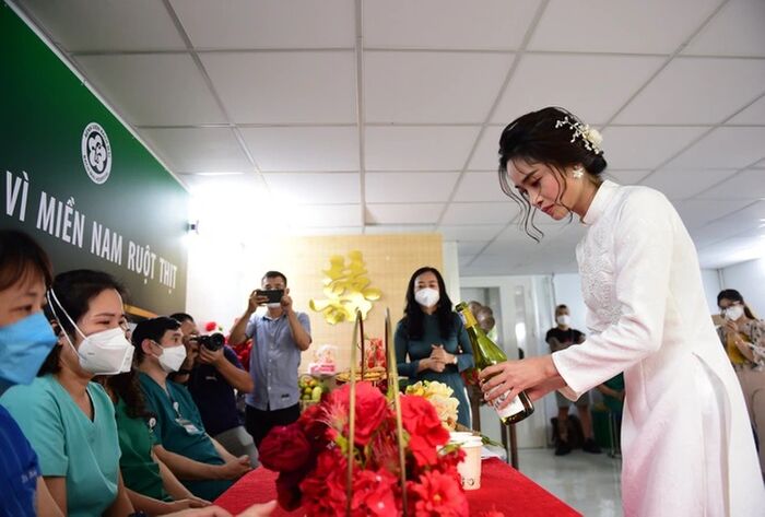 Đám cưới online tại bệnh viện dã chiến 'có một không hai', cô dâu chống dịch ở Sài Gòn, chú rể ở Hà Nội