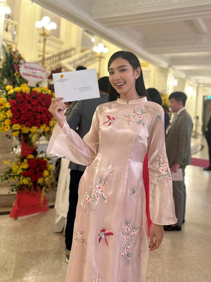 Thùy Tiên diện áo dài nền nã, cười tươi rói trong Lễ kỷ niệm 78 năm Quốc Khánh