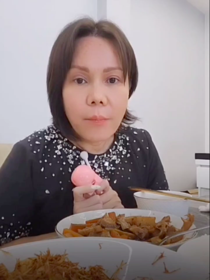 Phản ứng của Việt Hương khi bị mỉa mai "lấy chồng bằng tuổi con"