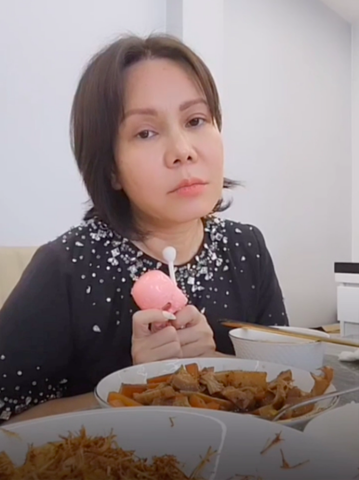Phản ứng của Việt Hương khi bị mỉa mai "lấy chồng bằng tuổi con"