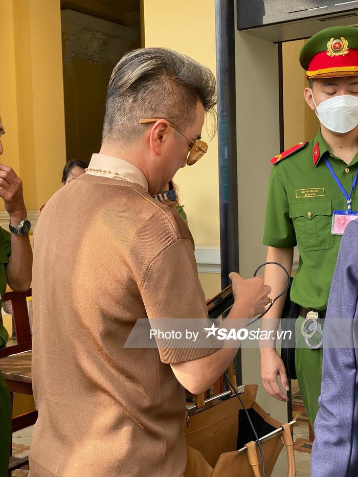 Đàm Vĩnh Hưng lộ diện tại phiên tòa xét xử bà Nguyễn Phương Hằng