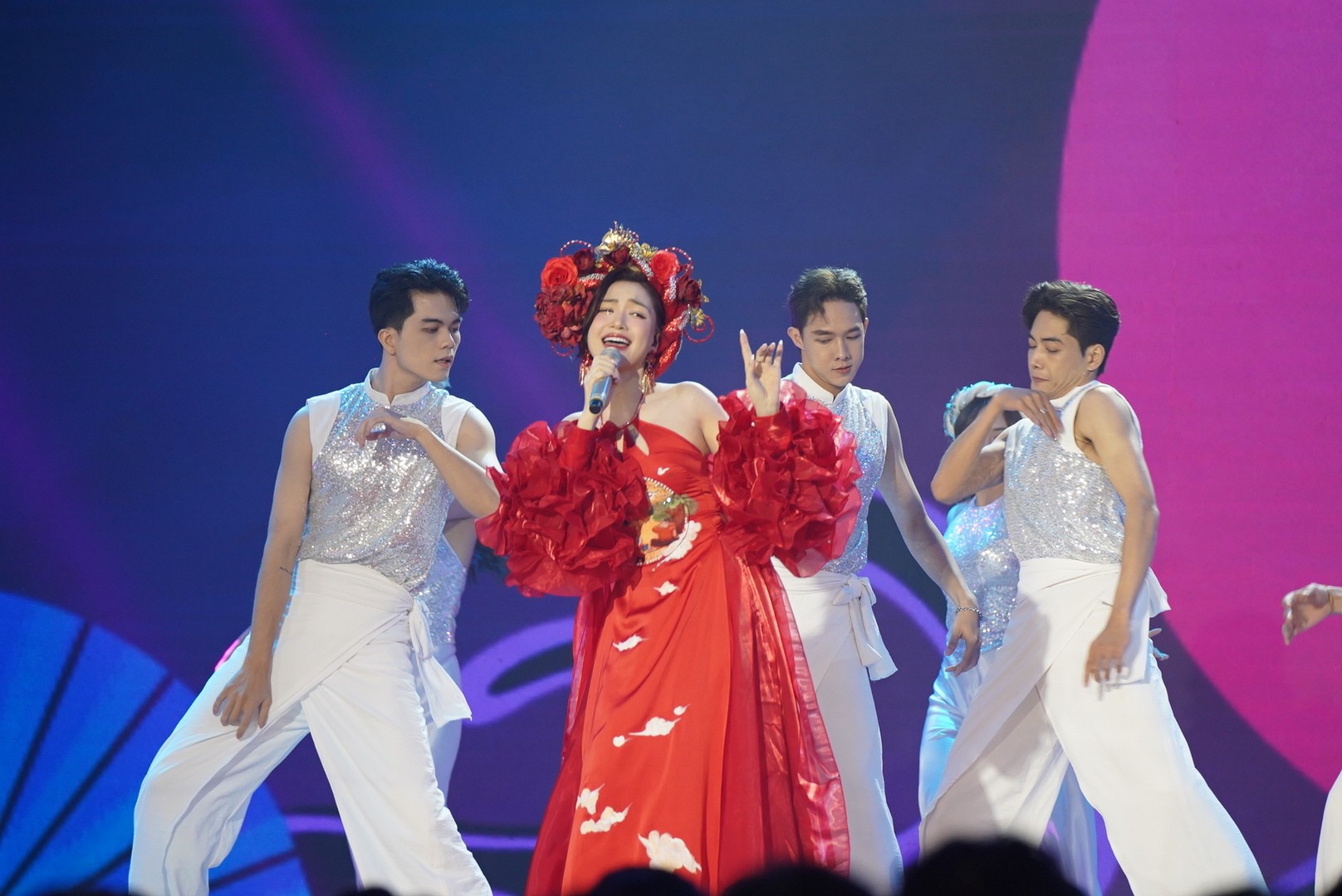 Hoàng Thùy Linh bị hủy show tập 12 "Vietnam Idol"?