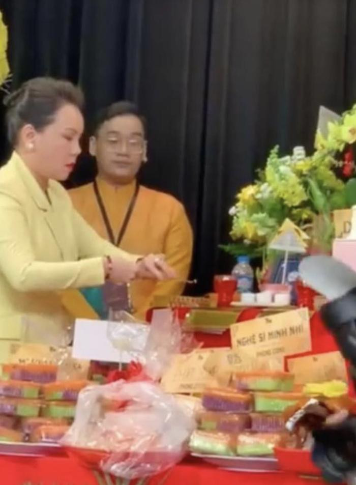 Việt Hương tiết lộ lí do đặt bàn thờ cố nghệ sĩ Chí Tài cạnh bàn thờ Tổ