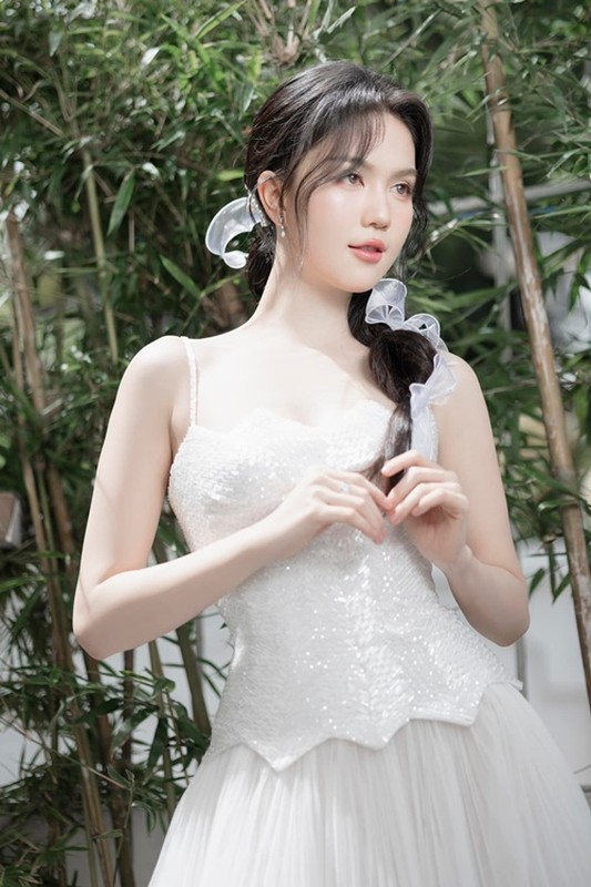 Ngọc Trinh bị chỉ trích khi mặc váy ngắn, trượt patin nơi mua sắm
