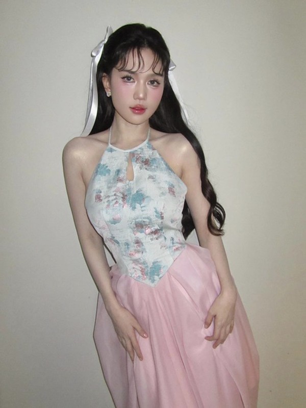Ngọc Trinh bị chỉ trích khi mặc váy ngắn, trượt patin nơi mua sắm