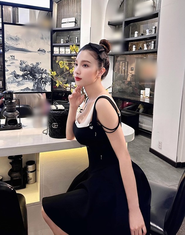 Vóc dáng sau sinh đôi của “chị đẹp” Hạnh Sino