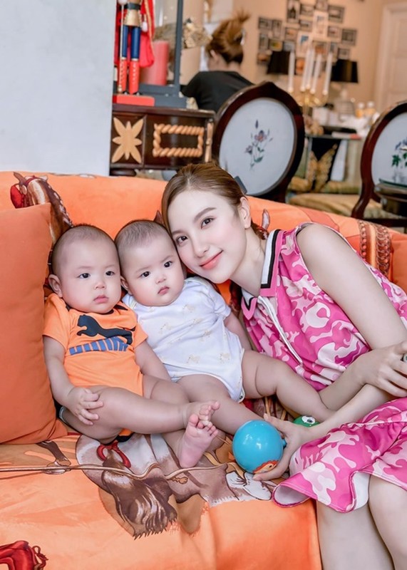 Vóc dáng sau sinh đôi của “chị đẹp” Hạnh Sino