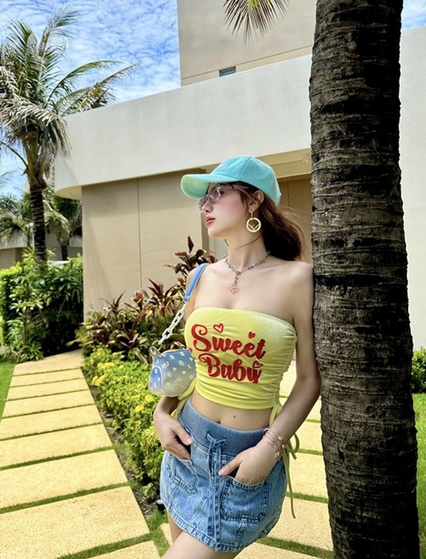 Vóc dáng sau sinh đôi của “chị đẹp” Hạnh Sino