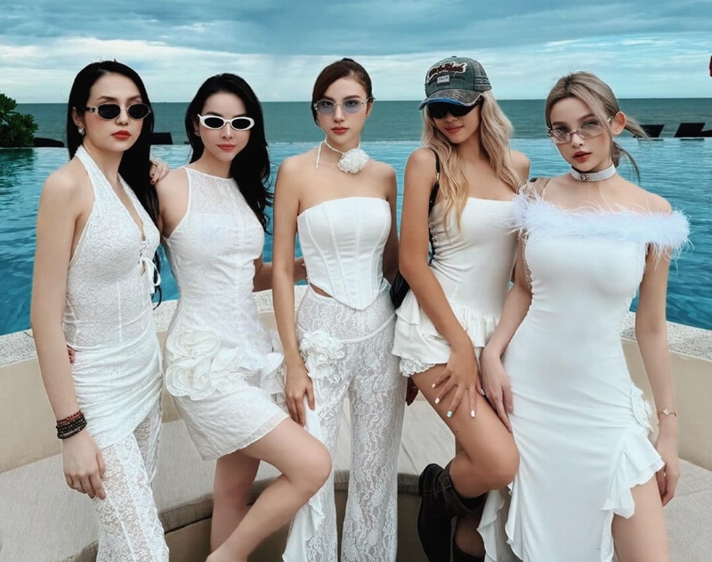 Vóc dáng sau sinh đôi của “chị đẹp” Hạnh Sino