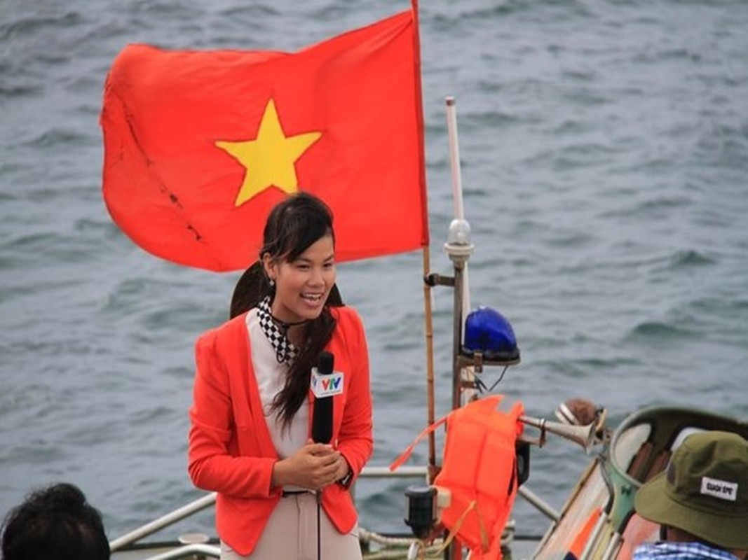 Chân dung BTV Nguyễn Ngân tác nghiệp ở Hà Nội giữa siêu bão Yagi Chân dung BTV Nguyễn Ngân tác nghiệp ở Hà Nội giữa siêu bão Yagi