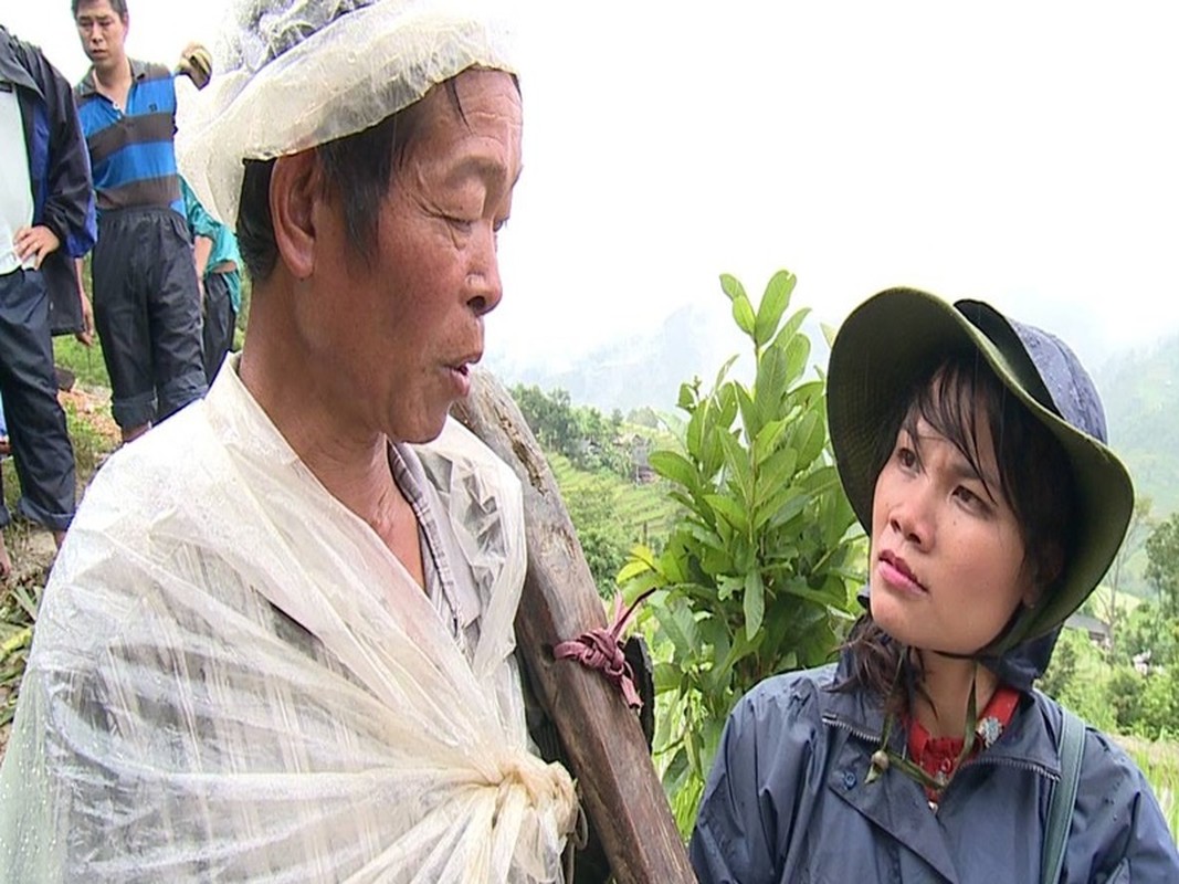Chân dung BTV Nguyễn Ngân tác nghiệp ở Hà Nội giữa siêu bão Yagi Chân dung BTV Nguyễn Ngân tác nghiệp ở Hà Nội giữa siêu bão Yagi