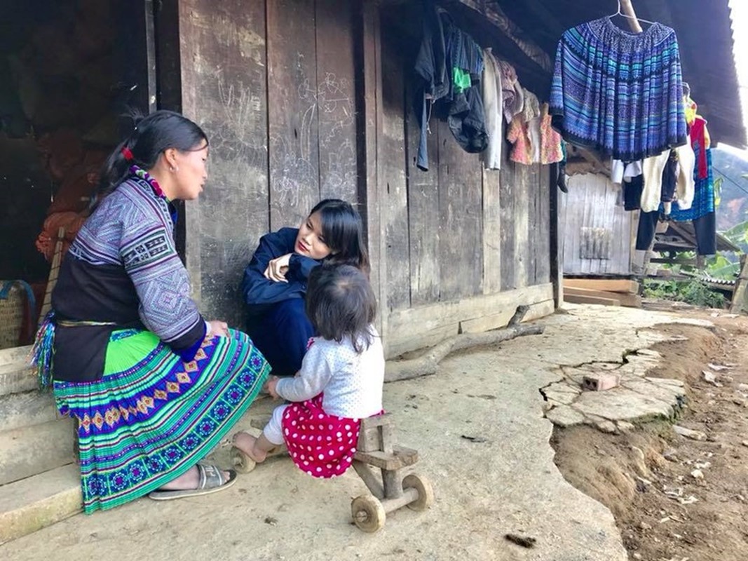 Chân dung BTV Nguyễn Ngân tác nghiệp ở Hà Nội giữa siêu bão Yagi Chân dung BTV Nguyễn Ngân tác nghiệp ở Hà Nội giữa siêu bão Yagi