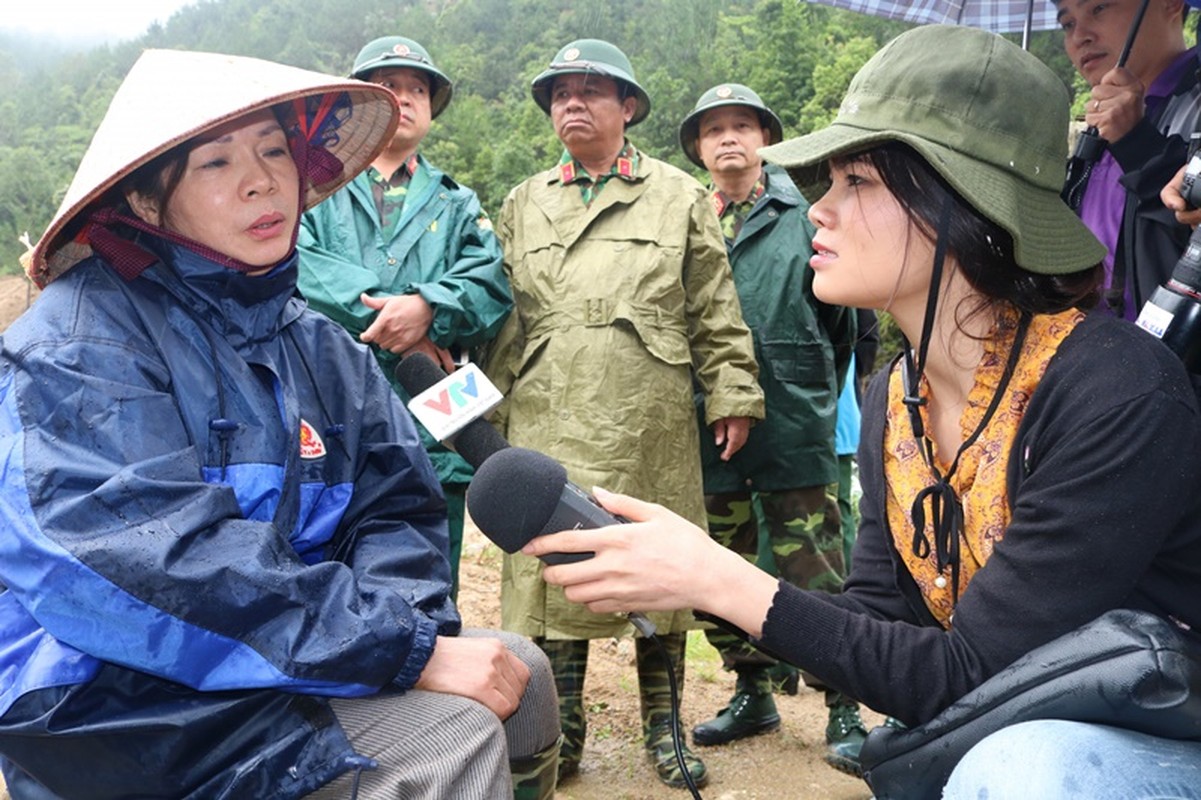 Chân dung BTV Nguyễn Ngân tác nghiệp ở Hà Nội giữa siêu bão Yagi