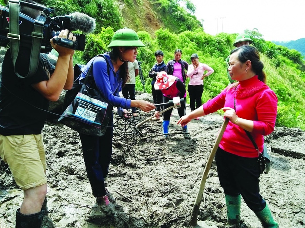 Chân dung BTV Nguyễn Ngân tác nghiệp ở Hà Nội giữa siêu bão Yagi