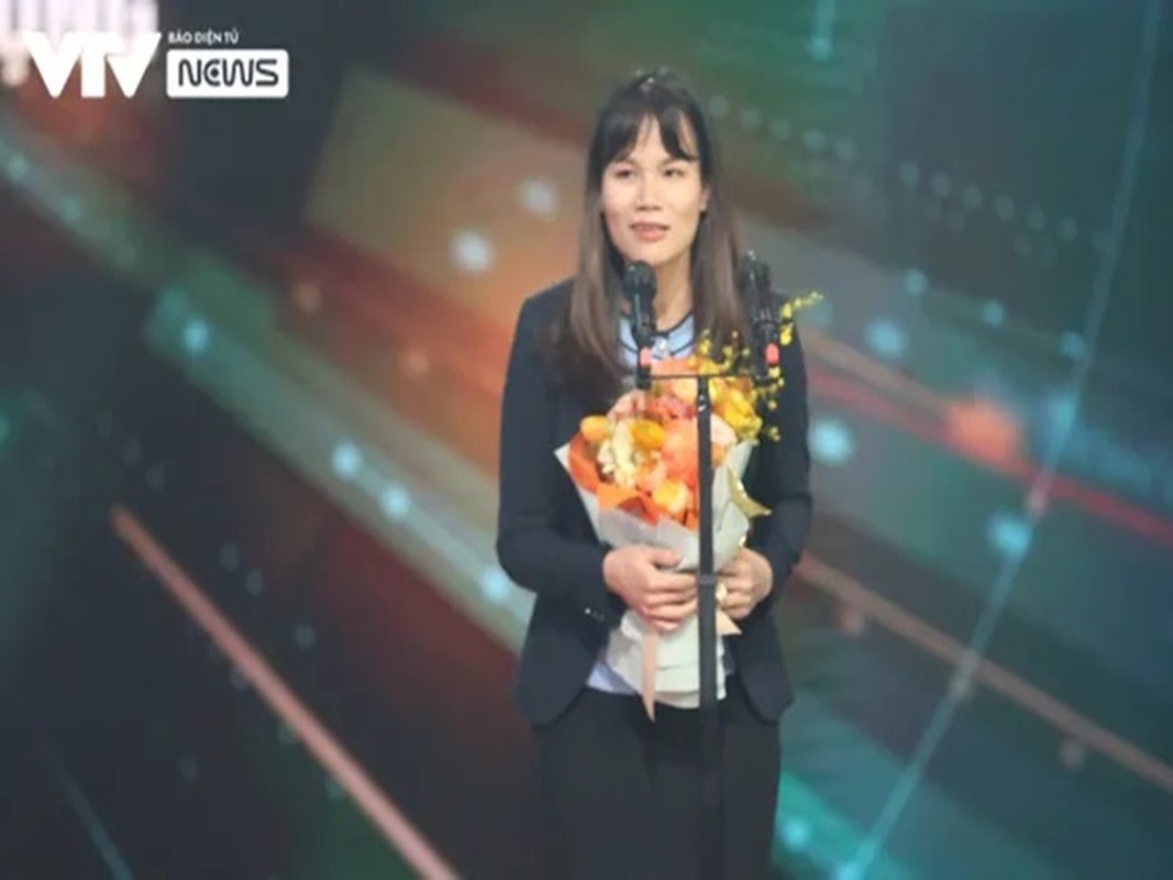 Chân dung BTV Nguyễn Ngân tác nghiệp ở Hà Nội giữa siêu bão Yagi Chân dung BTV Nguyễn Ngân tác nghiệp ở Hà Nội giữa siêu bão Yagi