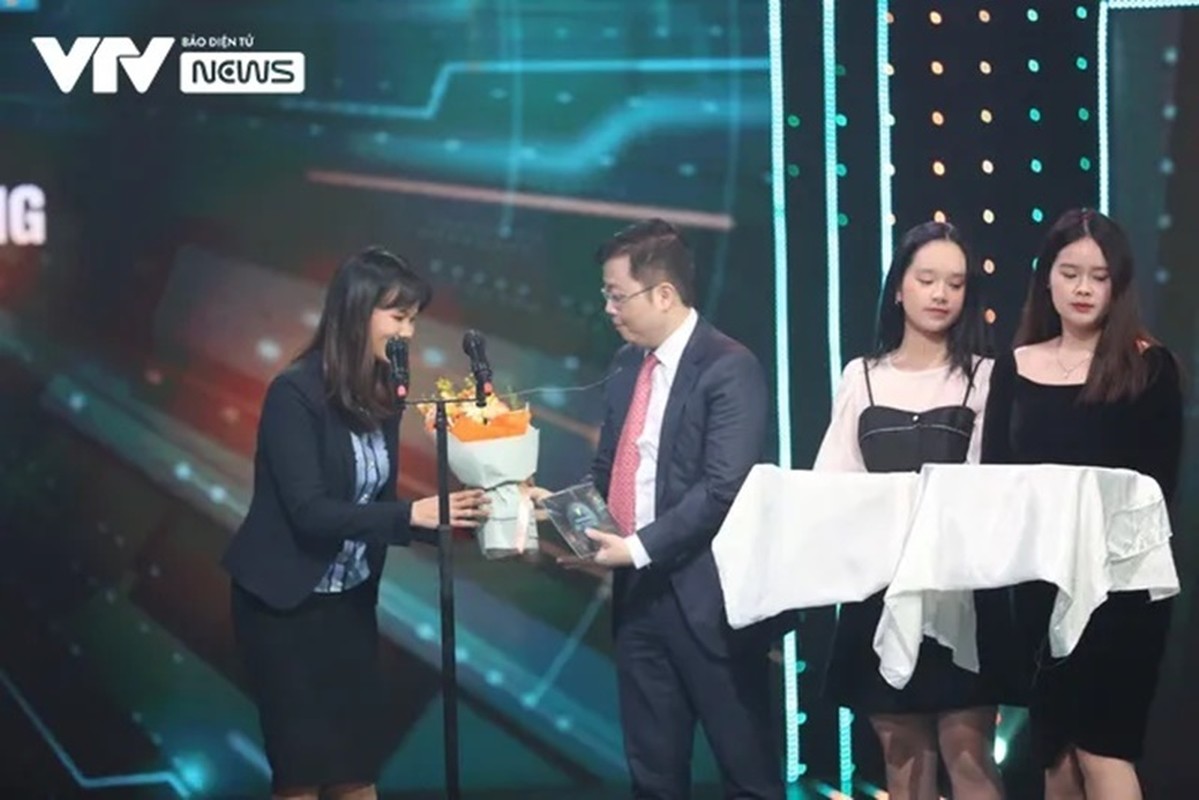 Chân dung BTV Nguyễn Ngân tác nghiệp ở Hà Nội giữa siêu bão Yagi Chân dung BTV Nguyễn Ngân tác nghiệp ở Hà Nội giữa siêu bão Yagi