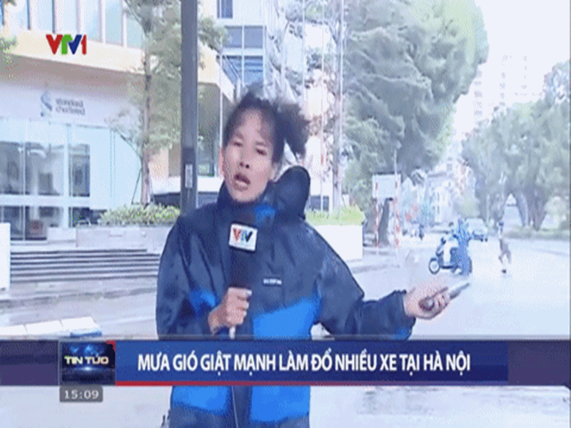 Chân dung BTV Nguyễn Ngân tác nghiệp ở Hà Nội giữa siêu bão Yagi