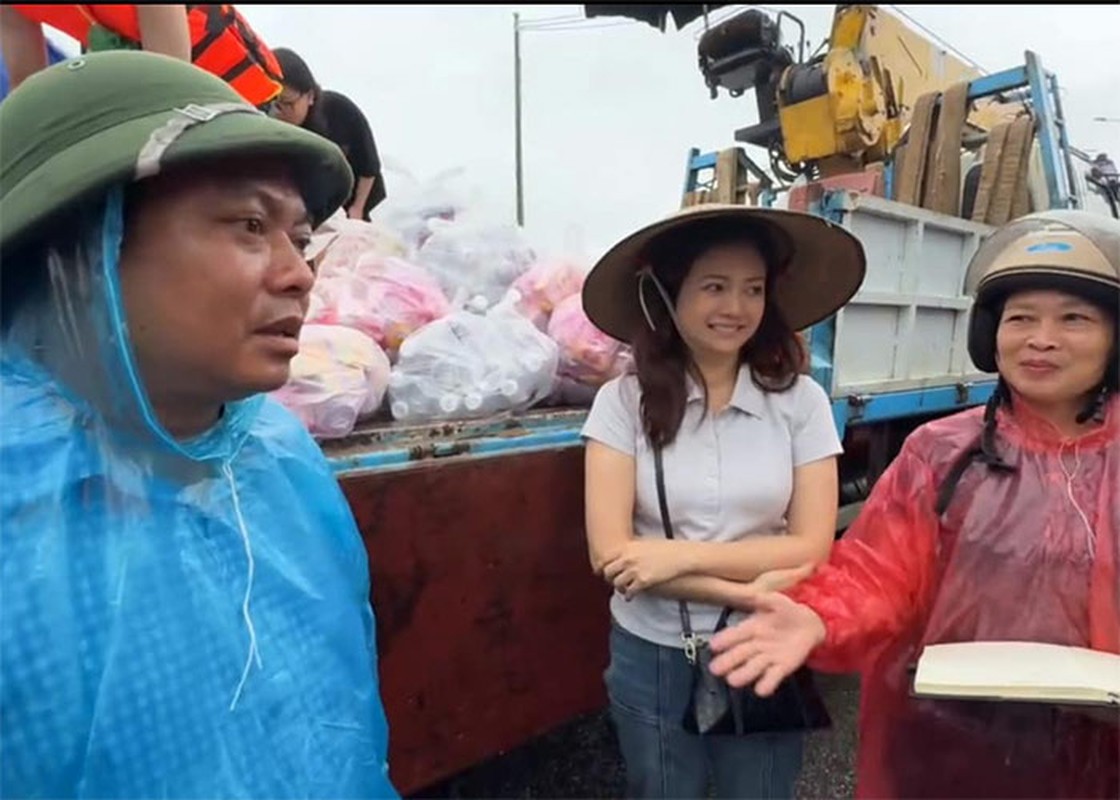 Chân dung nữ diễn viên nổi tiếng đến tâm lũ hỗ trợ người dân Chân dung nữ diễn viên nổi tiếng đến tâm lũ hỗ trợ người dân