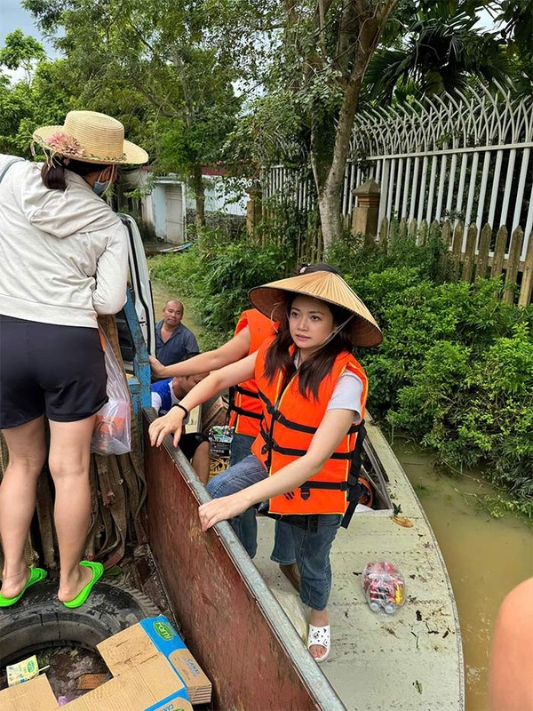 Chân dung nữ diễn viên nổi tiếng đến tâm lũ hỗ trợ người dân