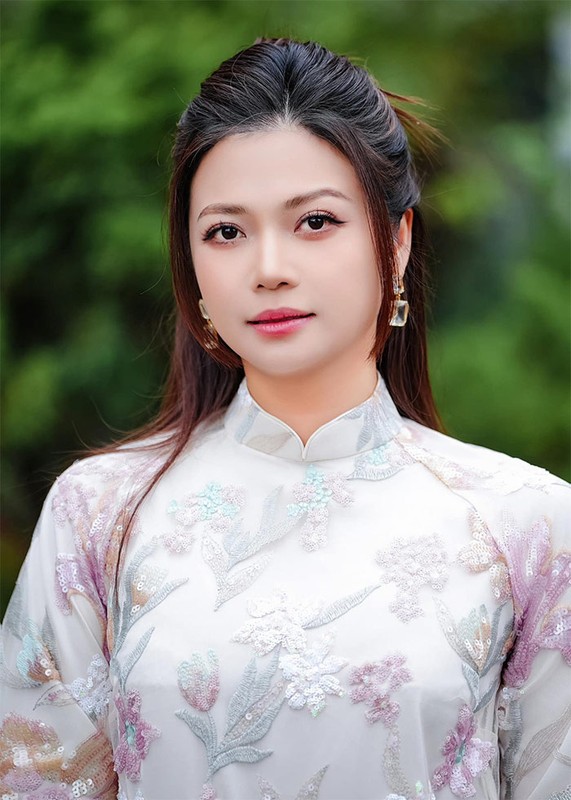 Chân dung nữ diễn viên nổi tiếng đến tâm lũ hỗ trợ người dân Chân dung nữ diễn viên nổi tiếng đến tâm lũ hỗ trợ người dân