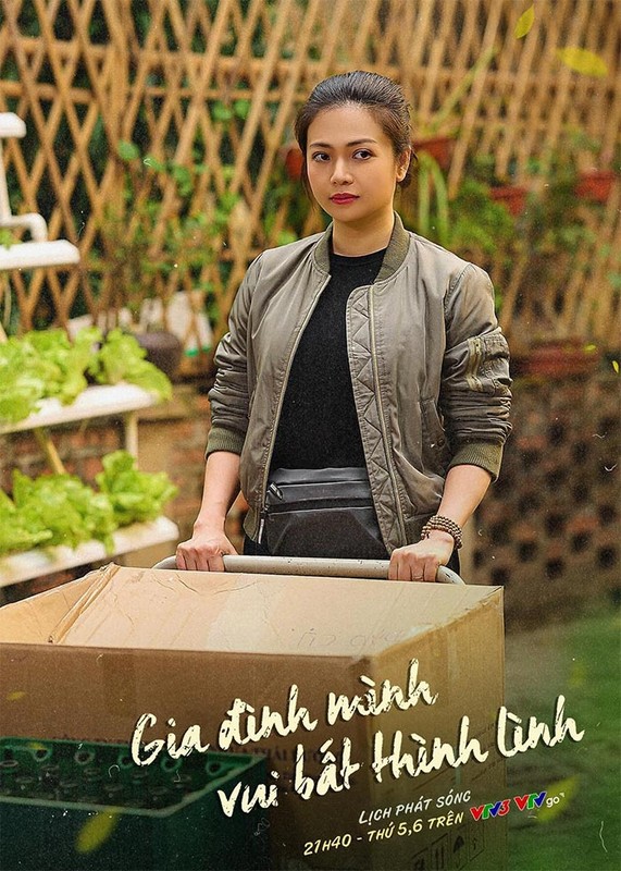 Chân dung nữ diễn viên nổi tiếng đến tâm lũ hỗ trợ người dân Chân dung nữ diễn viên nổi tiếng đến tâm lũ hỗ trợ người dân